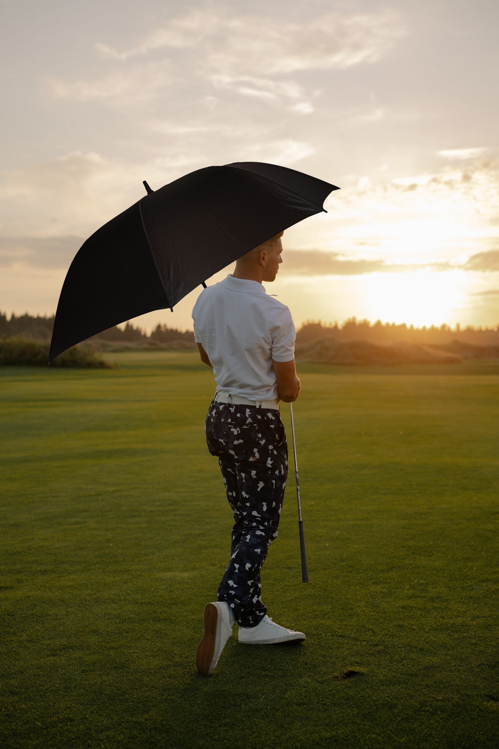 The golf umbrella's large canopy and lightweight design make this golf umbrella is the perfect size to keep you protected from the elements without being cumbersome to carry. It's the perfect accessory for any round of golf, Best umbrella for golfers